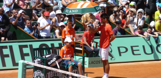 Djokovic takes the umbrella for a ballboy (credit Linkeum)